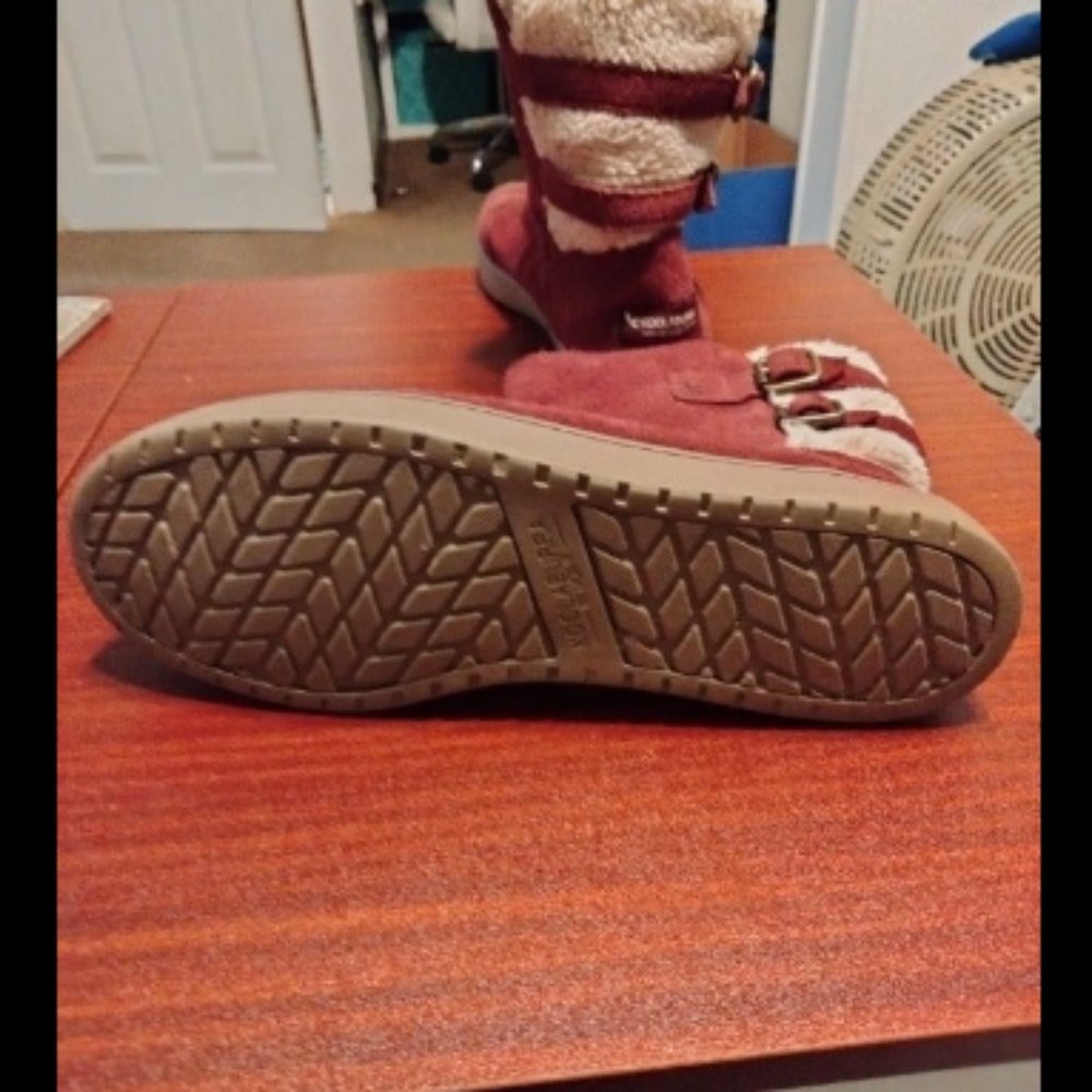UGGS Rasberry Koolaburra boot size 4